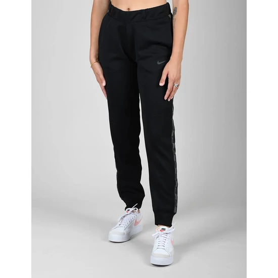 Nike, Lefelé szűkülő szabadidőnadrág rugalmas derékrésszel, Fekete, L