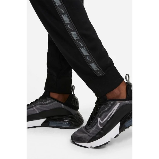 Nike, Lefelé szűkülő szabadidőnadrág rugalmas derékrésszel, Fekete, L