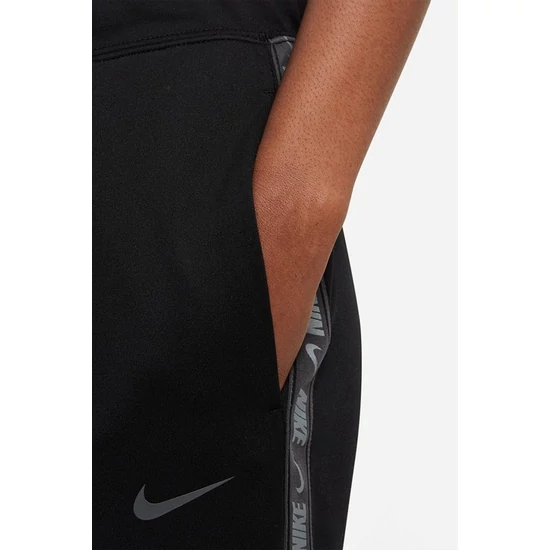 Nike, Lefelé szűkülő szabadidőnadrág rugalmas derékrésszel, Fekete, L